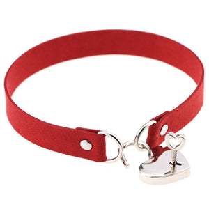 Lock heart choker collar